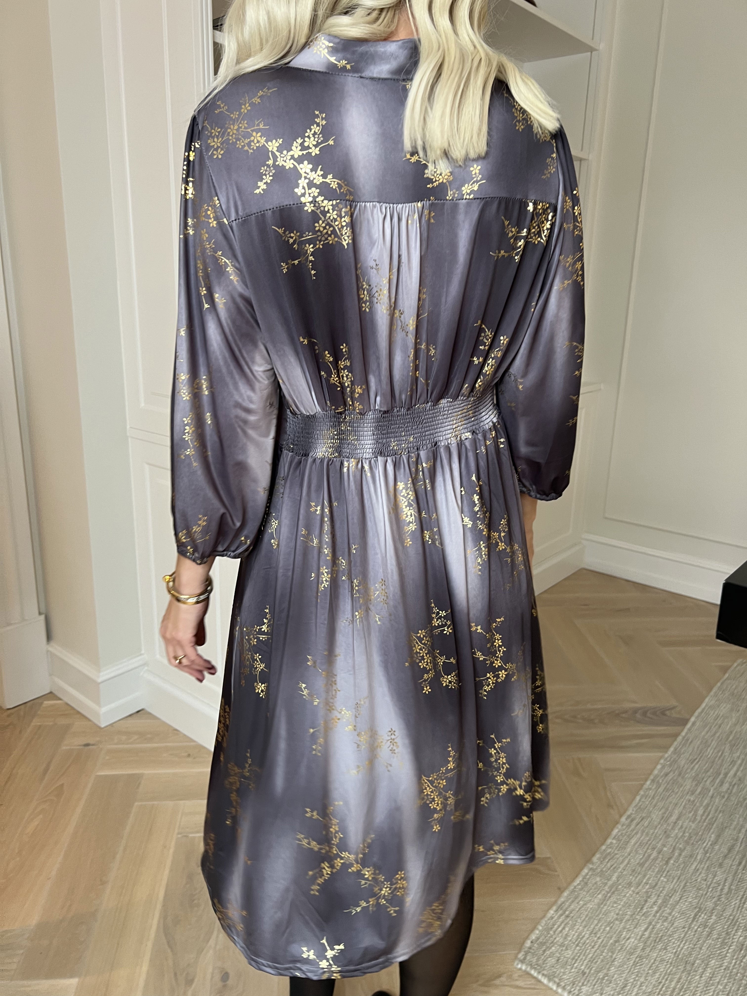 Vivien Gold - 3/4 ærmet kjole med guldprint og slåede knapper